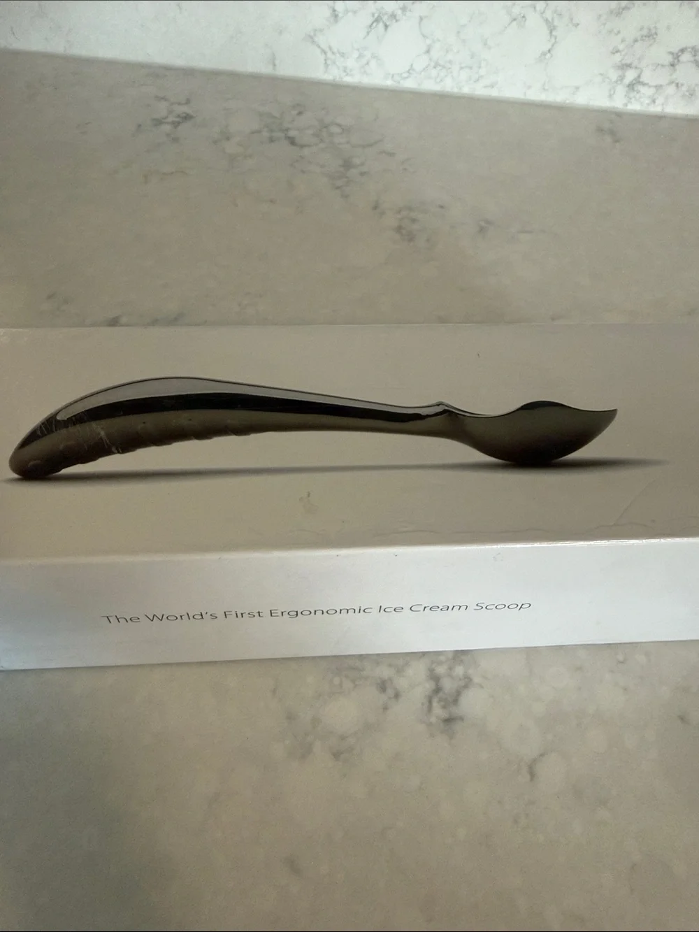 Midnight Kitchen Tools Ergonomic Ice Cream Scoop - shiny stainless steel